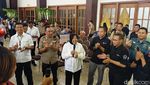 Momen Risma Potong Tumpeng HUT Transmedia di Biro Jatim