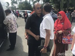 Cipika-cipiki Andre-Irwan Tak Batalkan Interpelasi