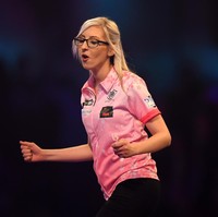 Wanita 25 tahun itu sendiri merupakan satu dari dua wanita yang bermain dalam turnamen tersebut. Mereka berhadapan dengan 94 pemain pria. Semalam aku membuktikan pada diriku sendiri dan semua orang bahwa wanita bisa bermain darts melawan wanita dan kami bisa mengalahkan mereka, kata Fallon kepada CNN. Foto: Getty Images