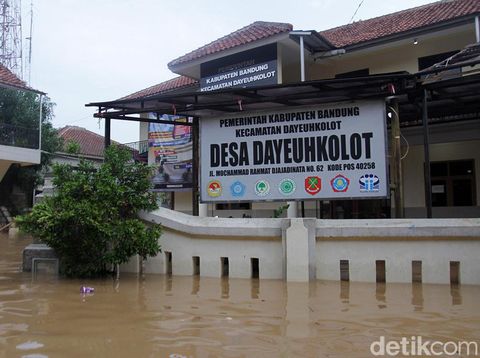 Kantor Desa Dayeuhkolot terendam banjir.