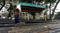 Saat ini di kawasan tersebut memang sedang ada proyek pemasangan pipa kabel bawah tanah.