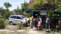 Kapolsek Jakenan Iptu Suwarno menjelaskan, mobil tersebut awalnya melaju di Jalan Raya Jakenan-Jaken, Desa Jakenan, dari arah timur menuju barat. Sesampainya di TKP tiba-tiba kendaraan itu oleng sehingga menabrak pagar dan bangunan TK tersebut. Arif Syaefudin/Detikcom.