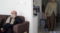 Kivlan beristirahat sejenak di ruang tamu rumahnya di Perumahan Gading Griya Lestari Blok H1/51 RT 001 RW 009 Sukapura, Cilincing, Jakarta Utara.