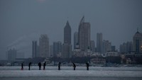 Es yang dipotong akan diharga 2,5 yuan atau sekitar Rp 5.000 per 1,6 meter dengan berat 400 kg. Selama sehari, petani bisa diberi upah 500 yuan atau sekitar Rp 1 juta. (Noel Celis/AFP)