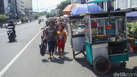 Para pedagang kaki lima (PKL) itu nampak menggelar lapak mereka di siang hari.