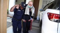 Petugas keamanan juga membantu memapah Kivlan ke dalam mobil.