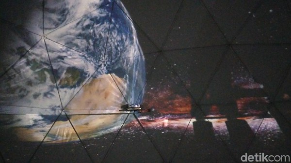 Di dalam kubah berdiameter 10 meter dengan tinggi 5 meter itu, traveler bisa leluasa berfoto sampai puas dengan latar belakang video grafis yang keren (Sudirman Wamad/detikcom) Di dalam kubah berdiameter 10 meter dengan tinggi 5 meter itu, traveler bisa leluasa berfoto sampai puas dengan latar belakang video grafis yang keren (Sudirman Wamad/detikcom)