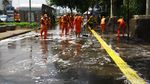 Pasukan Oranye dan Damkar Bahu-membahu Bersihkan Trotoar