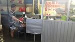 Terkepung Banjir, Orang-orang Ini Malah Santai Sambil Kulineran