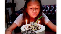 Foto ini diambil ketika putri Bepe ulang tahun. Kuenya tampil unik dengan hiasan ala coffee shop ternama. Lewat unggahan ini juga Bepe memberikan doa untuk sang putri tercinta. Foto: instagram @bepe20