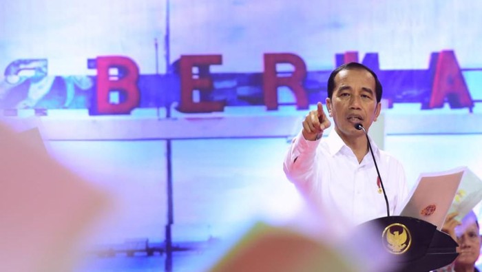 Presiden Jokowi menyerahkan sertifikat hak atas tanah untuk rakyat di Kalimantan Utara (Muchlis Jr/Biro Pers Sekretariat Presiden)