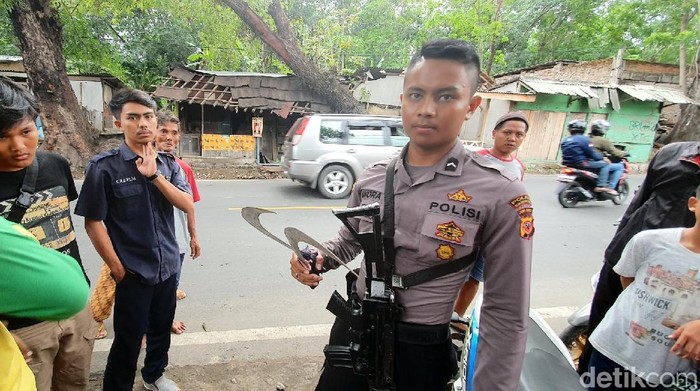 Polisi Bersenjata Tangkap Pelajar Bawa Celurit di Sukabumi