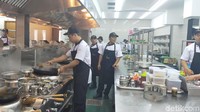 Dapur restoran sangat terjaga kebersihannya. Lantainya menggunakan produk silicon, dimana akan tetap kering dan mencerminkan kebersihan (Tasya/detikcom)
