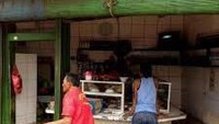 Warung ini juga sempat viral! Meski dikepung banjir tetapi transaksi jual beli makanan di warung ini masih berjalan dengan lancar. Lihat, bahkan pembelinya sudah siap di atas bangku. Foto: Istimewa