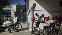 Dilansir dari AP, tak diketahui pasti berapa jumlah total anak-anak yang terbunuh atau cacat akibat perang Afghanistan. Namun, dengan populasi di mana hampir 50% berusia di bawah 20 tahun, kerugian di kalangan kaum muda cukup luar biasa.