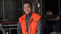 Miftahul Ulum tersenyum tipis usai menjalani pemeriksaan.