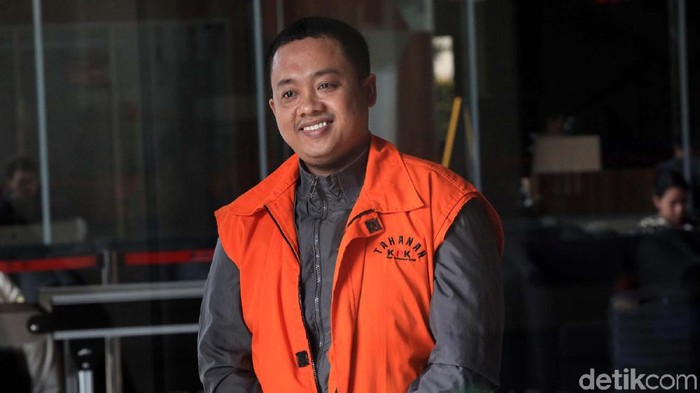 Asisten pribadi mantan Menpora Imam Nahrawi, Miftahul Ulum kembali menjalani pemeriksaan di gedung KPK. Berbaju tahanan, ia tersenyum tipis.