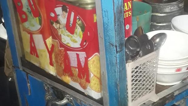 WN Korea Ganti Rugi Gerobak Bubur yang Ditabrak di Kelapa Gading