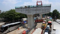 Sejumlah kendaraan melintasi area proyek pembangunan Tol Pulo Gebang-Kelapa Gading di Jalan Raya Bekasi, Jakarta Timur, Rabu (18/12/2019).