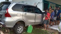 Sebuah mobil bernopol H 9267 VB yang dikemudikan oleh Yunita Dwi Andriyan (23) menabrak bangunan sekolah Taman Kanak-kanak (TK) Islam Nurussalam Pati, Jawa Tengah, Rabu (18/12/2019). Istimewa/Dok Polsek Jakenan Pati.