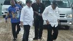 Potret Para Menteri Jokowi Jalan di Lumpur Gegara Mobil Selip