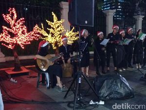 Nyala Lampu Pohon Imitasi Hiasi Lokasi Christmas Carol di Trotoar Jakarta