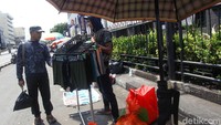 Para PKL tersebut menjajakan beragam barang di sana, mulai dari makanan, minuman, hingga pakaian dan beragam aksesoris untuk perangkat elektronik.
