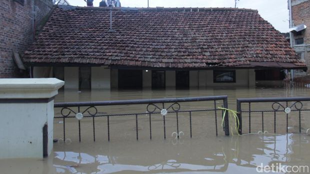 Banjir Kepung Dayeuhkolot, Warga: Air Datang Langsung Besar