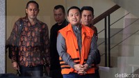 Tersangka yang merupakan asisten pribadi mantan Menpora Imam Nahrawi, Miftahul Ulum berjalan menuju mobil tahanan usai diperiksa di gedung KPK Jakarta, Rabu (18/12/2019).