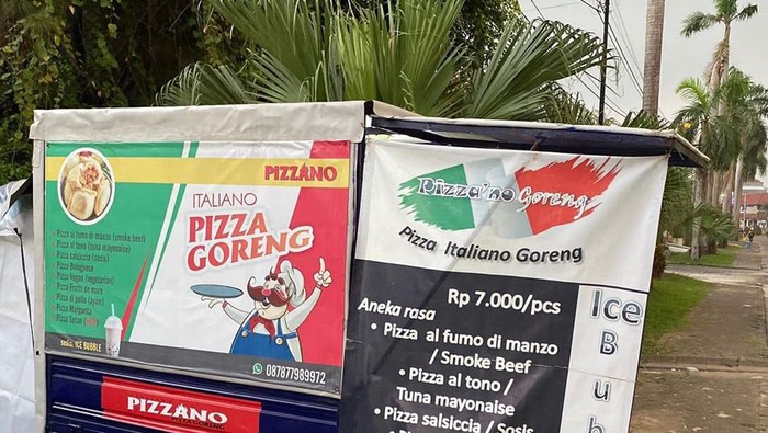 Semangat Bapak Tua Penjual  Pizza Goreng di  Bekasi  Ini 