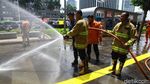 Pasukan Oranye dan Damkar Bahu-membahu Bersihkan Trotoar