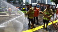 Pembersihan trotoar ini melibatkan 20 petugas gabungan.