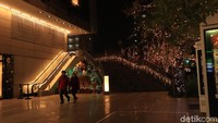 Keluar dari stasiun, tampak kerlap-kerlip lampu dan maskot Tokyo Skytree yang dibalut oleh nuansa Natal. Udara Tokyo yang dingin malam itu pun menambah suasana makin syahyu (Randy/detikcom)