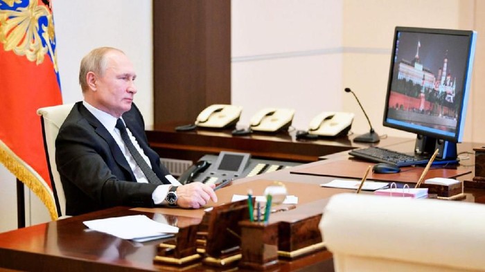 Presiden Rusia Vladimir Putin kepergok masih pakai OS Windows XP.