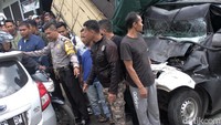 Arus lalu lintas diubah menjadi satu jalur dan sebagian kendaraan yang menuju Padalarang dari Cisarua, dialihkan ke jalan Cibodas.