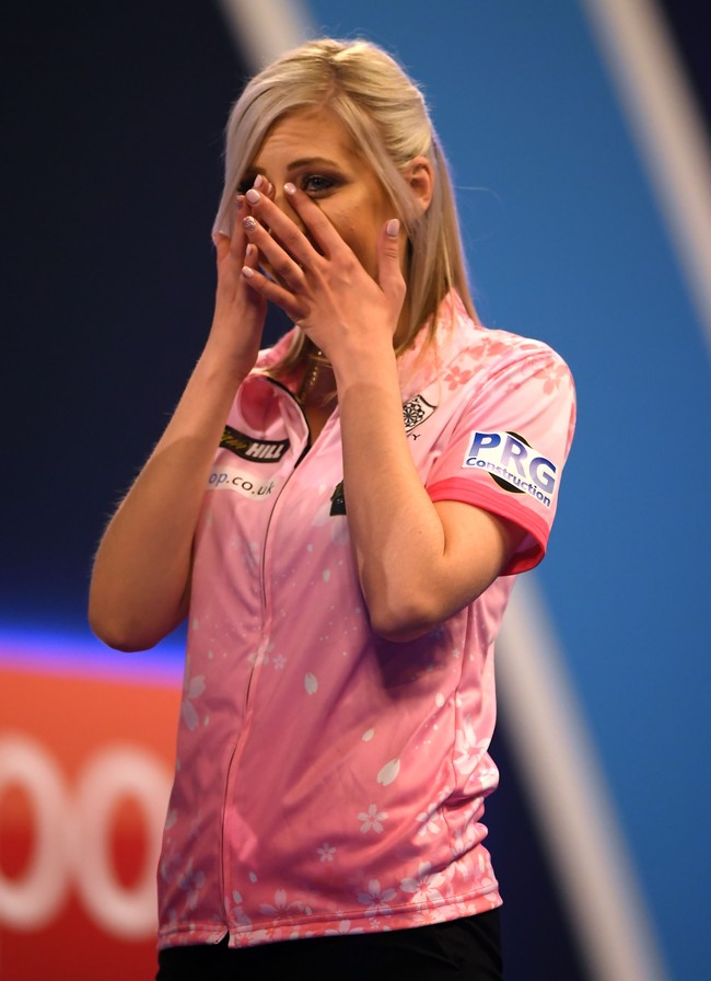 Ini tentunya adalah salah satu momen terbaik yang pernah aku alami. Aku hanya sangat senang. Aku telah mencetak sejarah. Aku tidak mempercayainya. Aku telah membuat prestasi untuk (dunia) darts wanita, ungkapnya. Foto: Getty Images