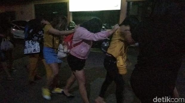 Karaoke Tawarkan Prostitusi di Surabaya Digerebek, Belasan LC Diamankan
