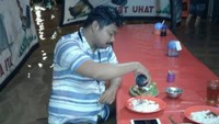 Ini sempat viral. Seorang pria yang tengah asyik menyantap pecel lele di warung tenda pinggir jalan. Lihat posenya seperti tak ada masalah ya? Foto: Istimewa