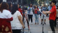 Sedangkan paduan suara tampak menghayati lagu-lagu Natal yang dibawakan. Bukan hanya Carols of the Bells, beberapa lagu seperti Somewhere in My Memory hingga White Christmas pun disuguhkan dalam pertunjukan itu.