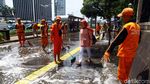 Pasukan Oranye dan Damkar Bahu-membahu Bersihkan Trotoar