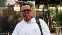 Fathor keluar dari gedung KPK, Jalan Kuningan Persada, Jakarta Selatan, Rabu (18/12/2019) sekitar pukul 16.30 WIB. Fathor terlihat memakai kemeja putih.