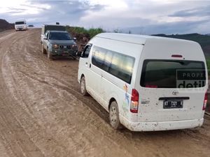 Mobil Para Menteri Jokowi Selip di Jalan Berlumpur Ibu Kota Baru
