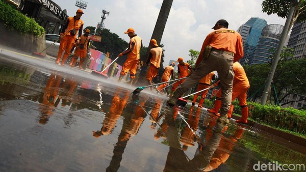 Pasukan Oranye dan Damkar Bahu-membahu Bersihkan Trotoar