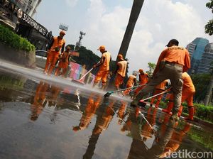Pasukan Oranye dan Damkar Bahu-membahu Bersihkan Trotoar