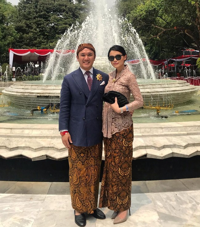 Penampilan Adri Martowardojo dan Elsa Tadjudin yang terlihat serasi mengenakan kain batik saat menghadiri upacara Hari Kemerdekaan Agustus lalu. Foto: Instagram
