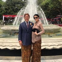 Penampilan Adri Martowardojo dan Elsa Tadjudin yang terlihat serasi mengenakan kain batik saat menghadiri upacara Hari Kemerdekaan Agustus lalu. Foto: Instagram