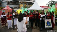 Penampilan paduan suara membawakan lagu-lagu Natal itu kerap disebut sebagai Christmas Carol. Mereka tampil di trotoar Jakarta sebagai bagian dari kolaborasi Pemprov DKI dengan sejumlah komunitas dalam program baru bertajuk Christmas in Jakarta.