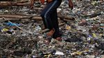 Ramai-ramai Bersihkan Tumpukan Sampah di Pantai Cilincing