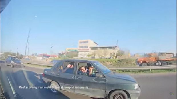 Ramahnya Warga Iran Sapa Mobil Plat Nomor Indonesia