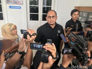 Cipika-cipiki dengan Gubernur Sumbar, Andre Rosiade: Interpelasi Jalan Terus